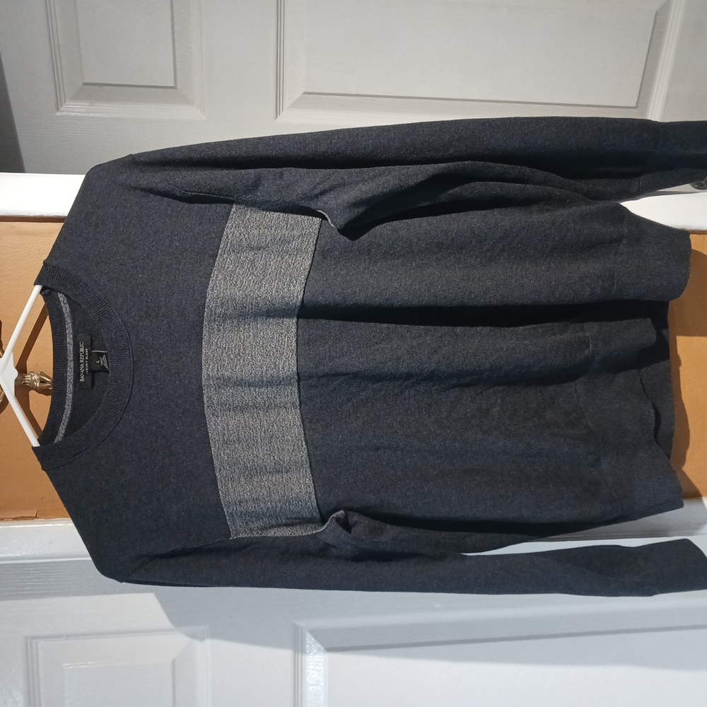 Banana Republic Luxury Blend Men's Silk Cashmere Gray Crew Neck Sweater. Size L